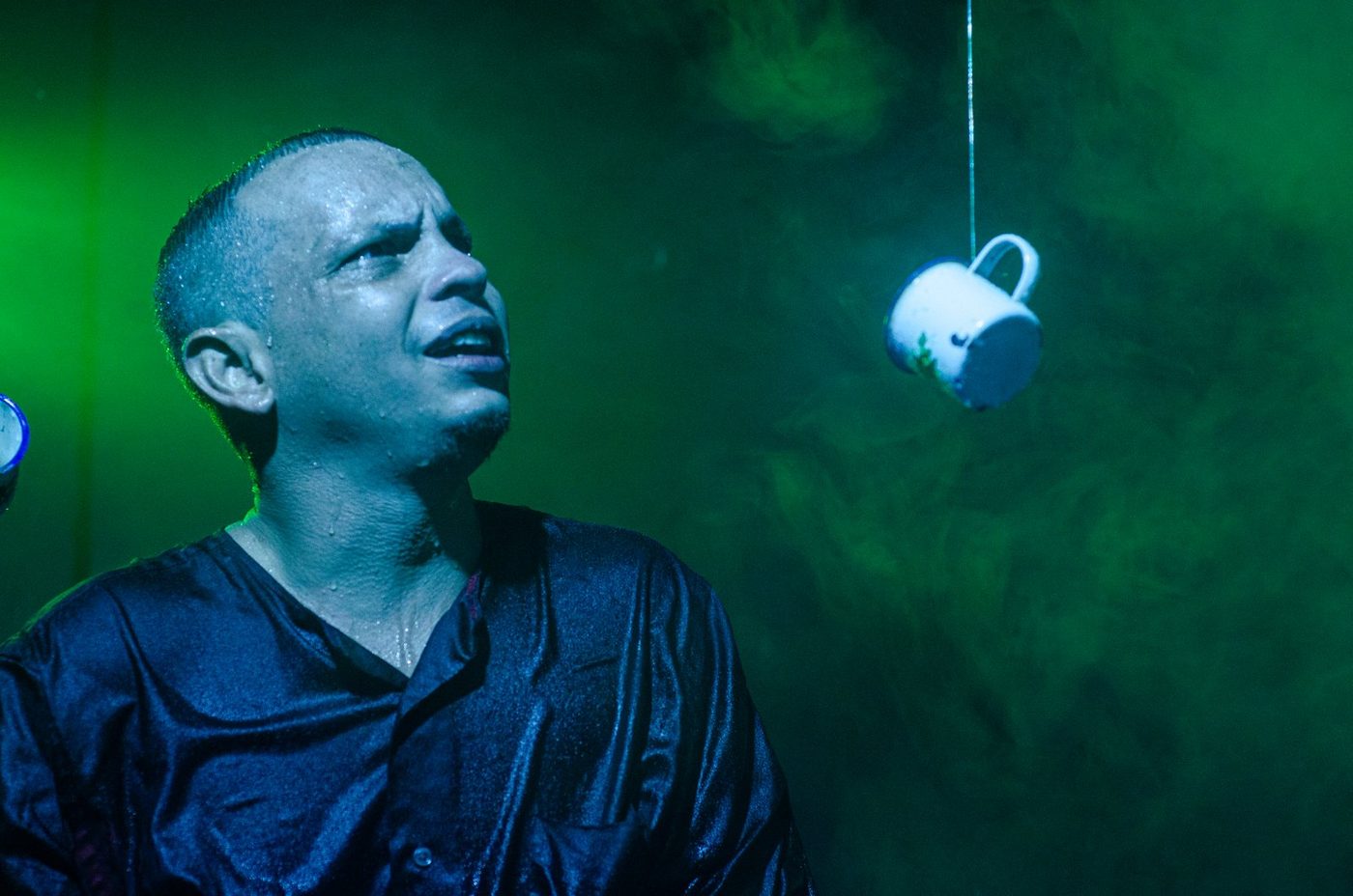 Escena de teatro con luz verde